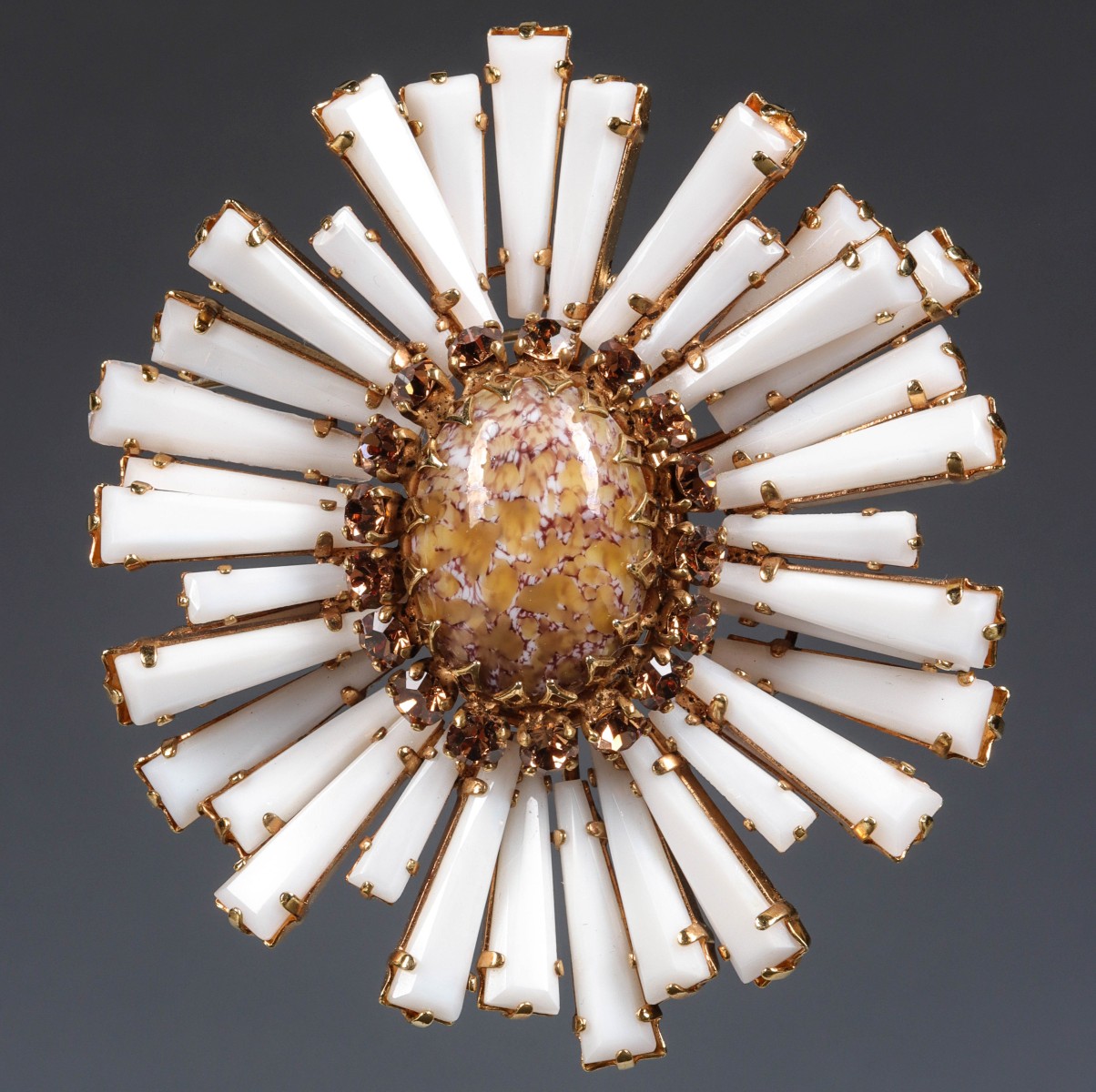 A VINTAGE SCHREINER-QUALITY HIGH DOME BROOCH