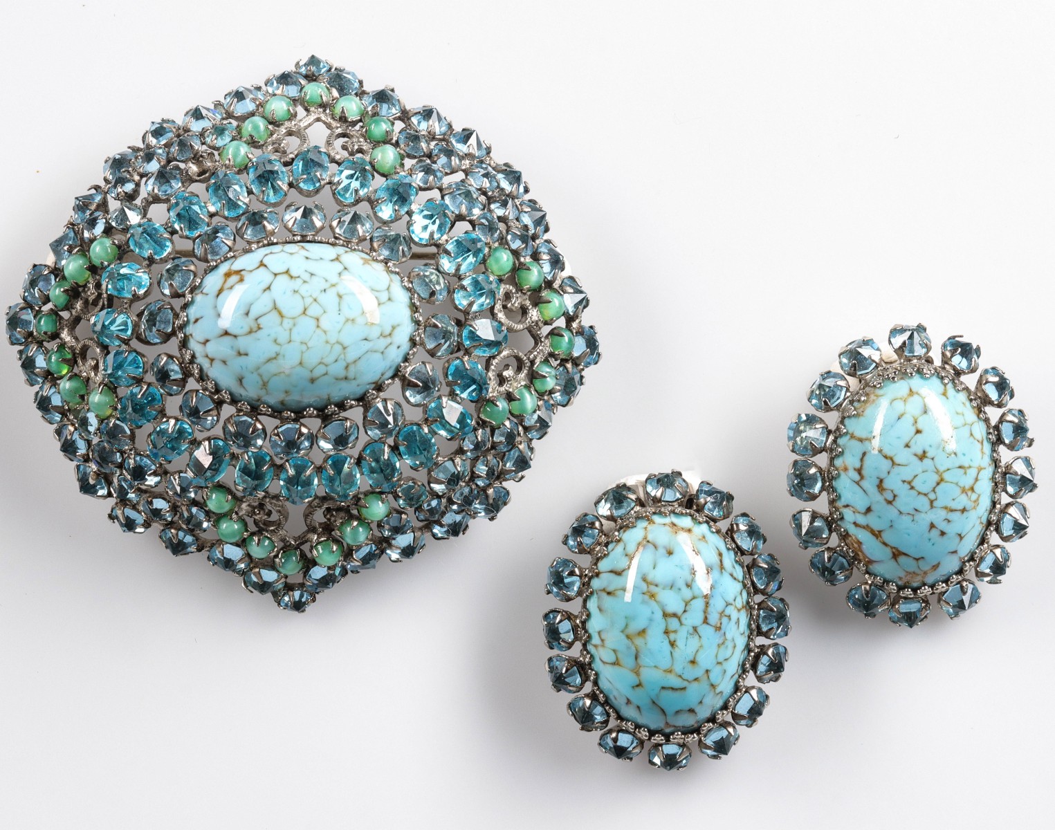 A DOMED BROOCH SIGNED SCHREINER WITH MATCHING EARRINGS