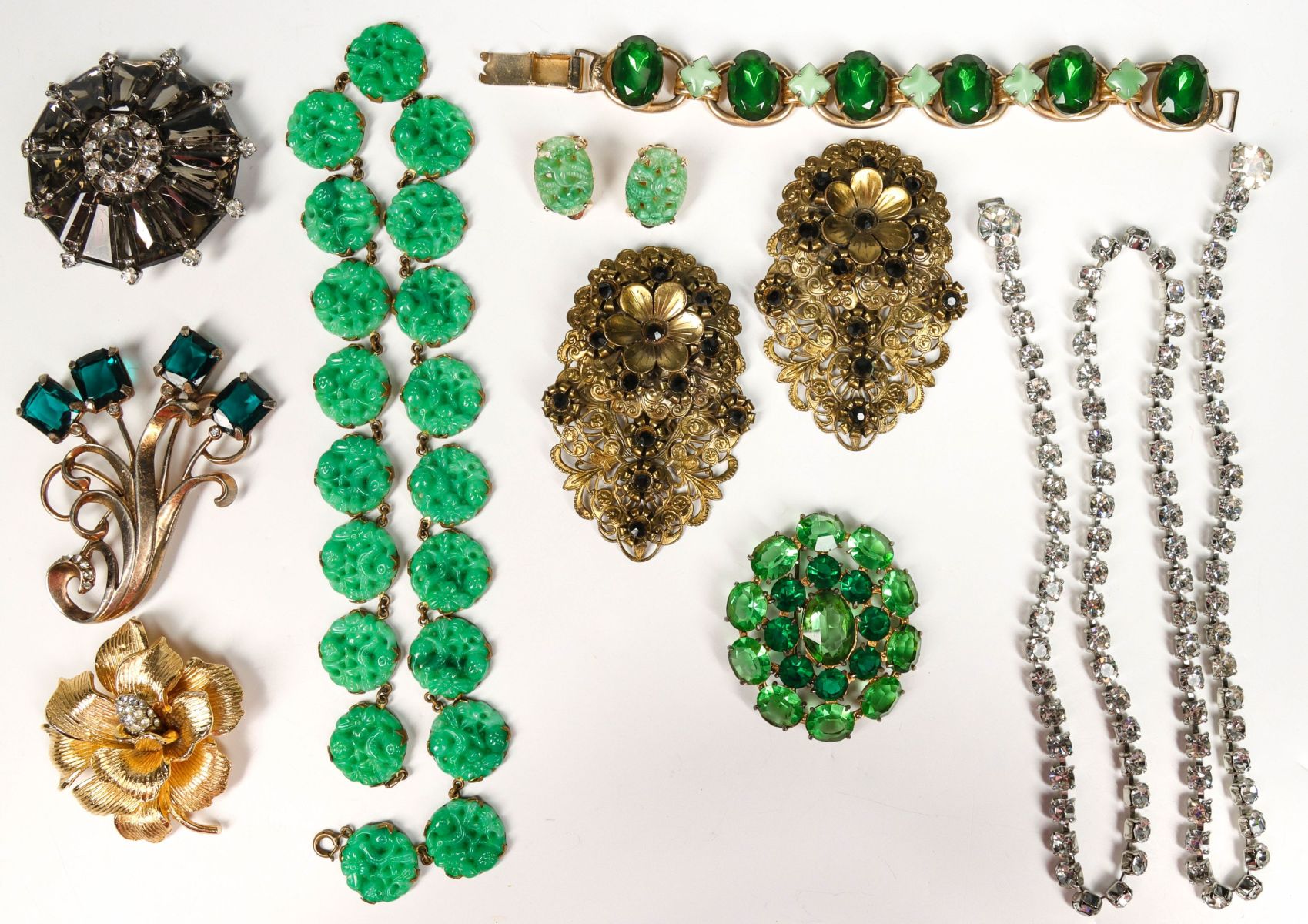 A COLLECTION OF VINTAGE COSTUME JEWELRY