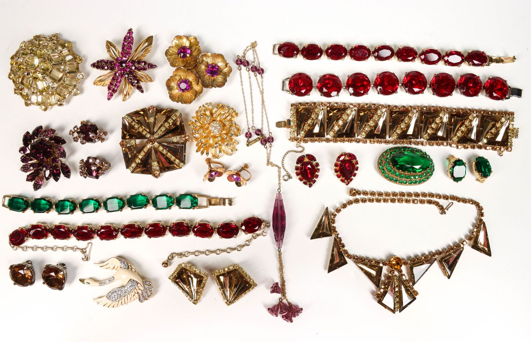 A COLLECTION OF STANDOUT VINTAGE COSTUME JEWELRY PIECES