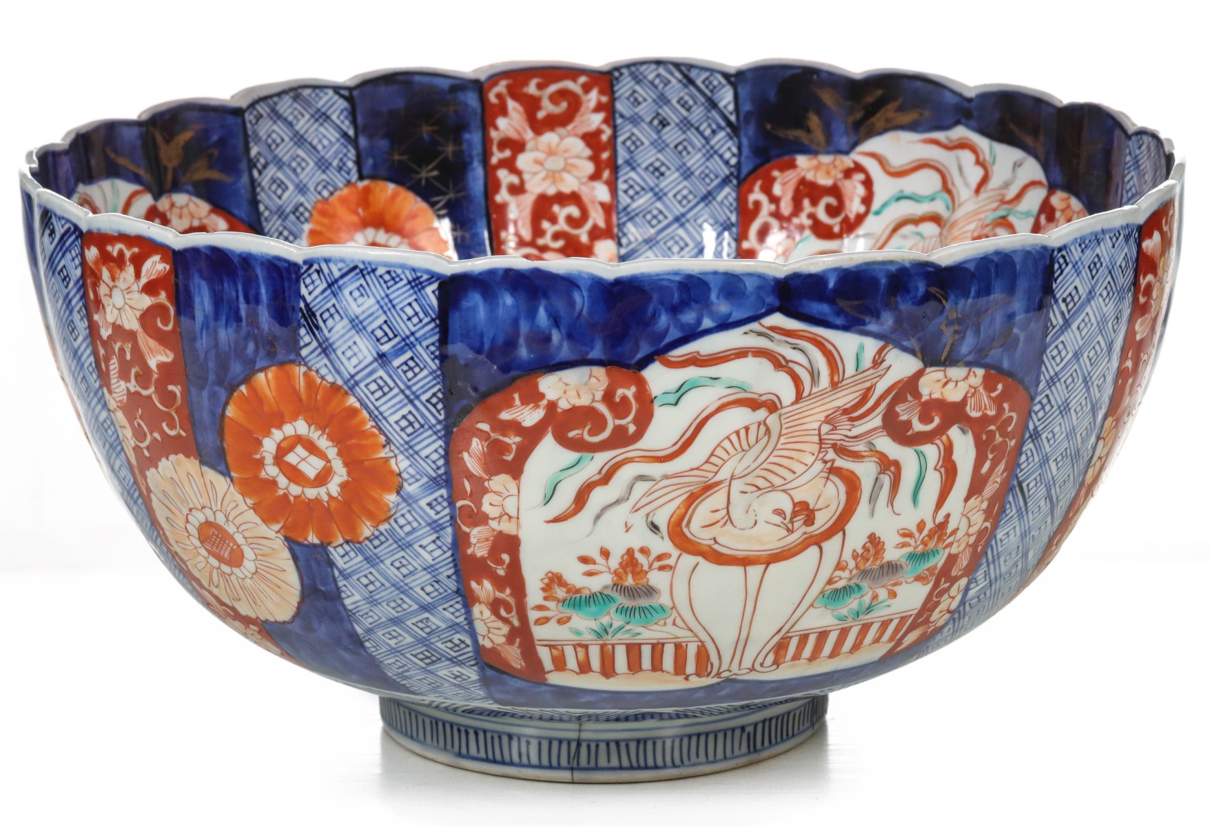 A VERY LARGE 19TH CENTURY IMARI PORCELAIN BOWL