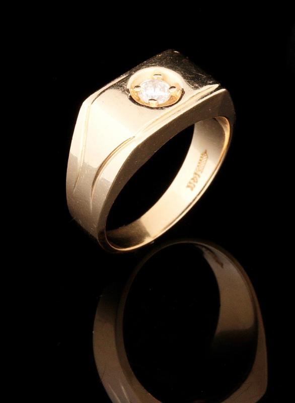 A GENTS 14K GOLD RING WITH DIAMOND