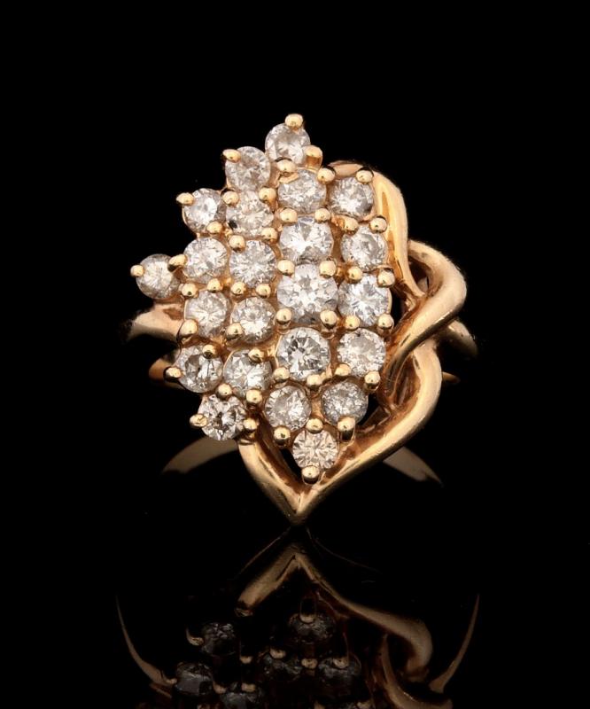 A 14K GOLD AND DIAMOND COCKTAIL RING, APPROX. 2.5 CTTW