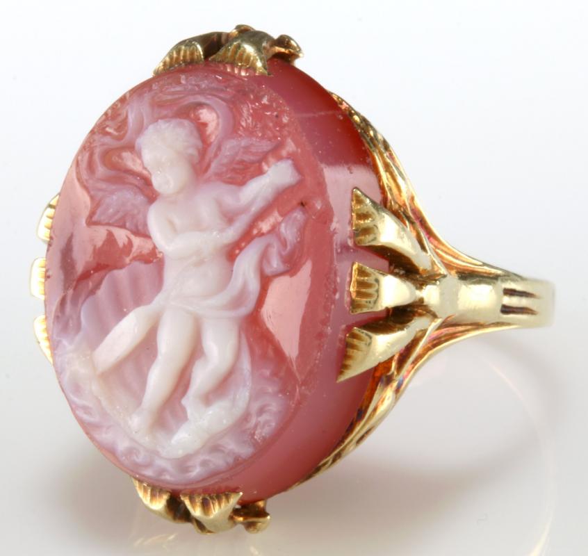 A 14K GOLD RING WITH A CARVED CARNELIAN CAMEO 