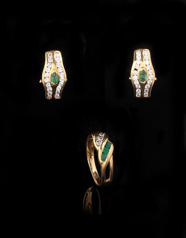 A 14K GOLD RING AND EARRING SUITE WITH EMERALDS 