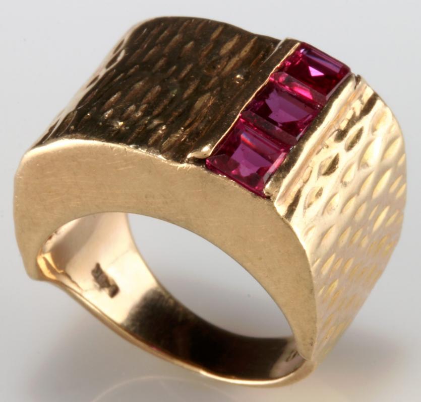 A 14K GOLD CONTEMPORARY DESIGN RING WITH RUBIES