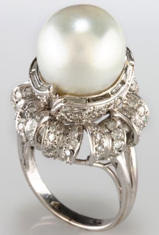 AN IMPRESSIVE PEARL AND DIAMOND COCKTAIL RING