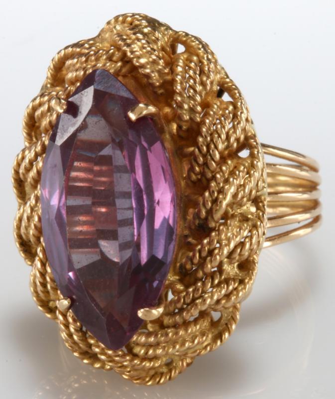A 14K FASHION RING WITH AMETHYST COLORED STONE