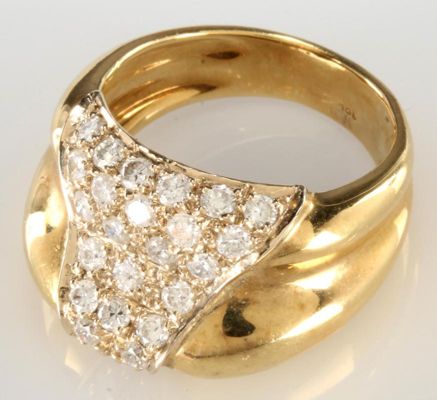 AN 18K GOLD AND DIAMOND FASHION RING
