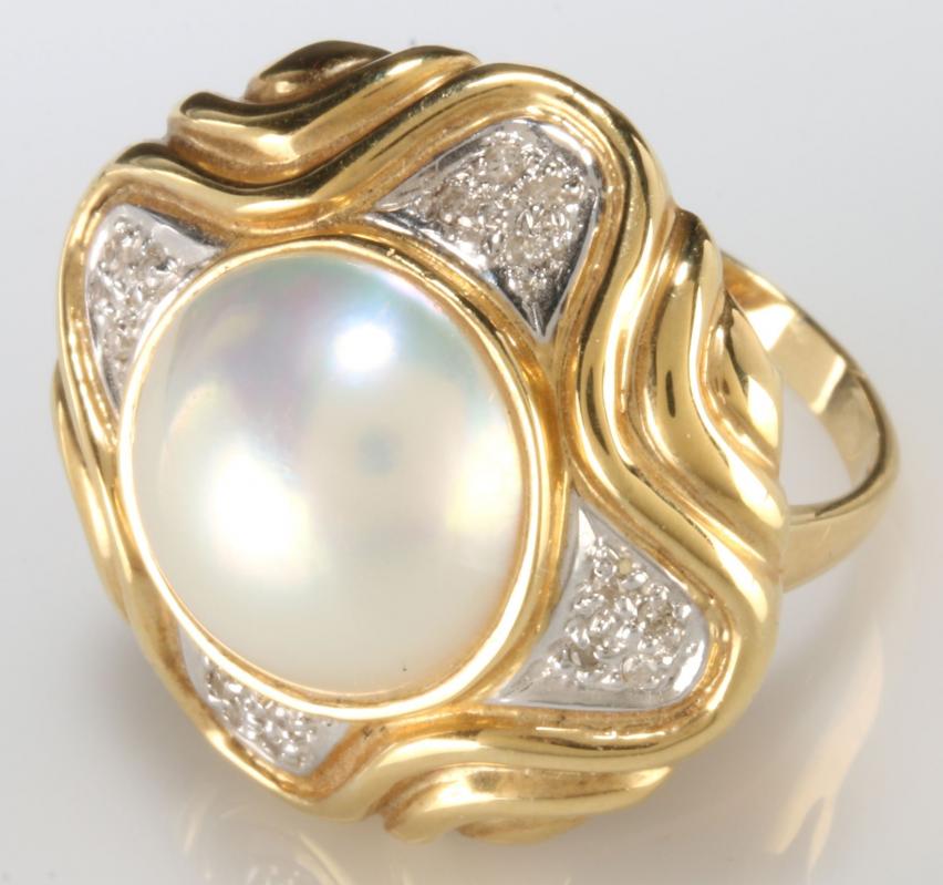 AN 18K GOLD RING WITH BLISTER PEARL AND DIAMONDS