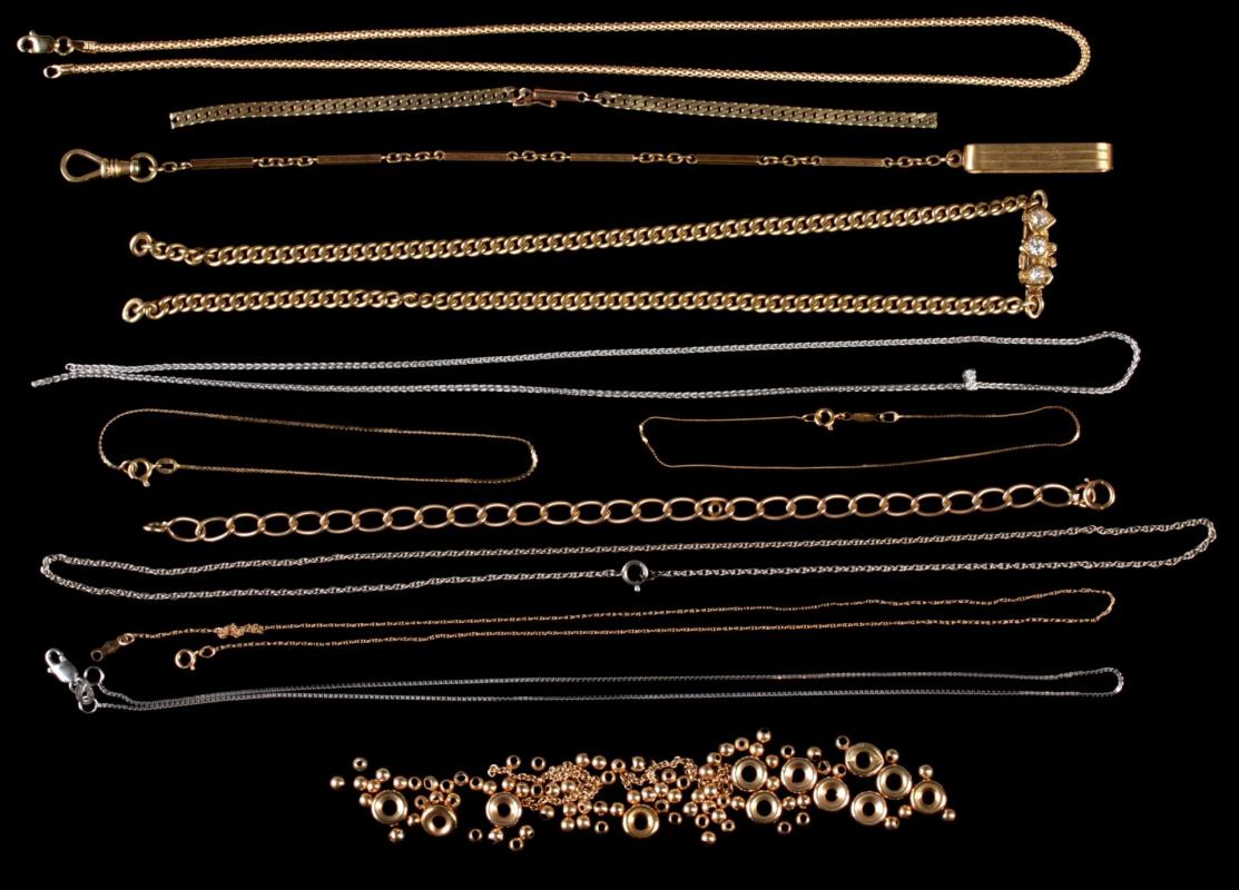 A COLLECTION OF 14K GOLD NECKLACE CHAINS AND BEADS