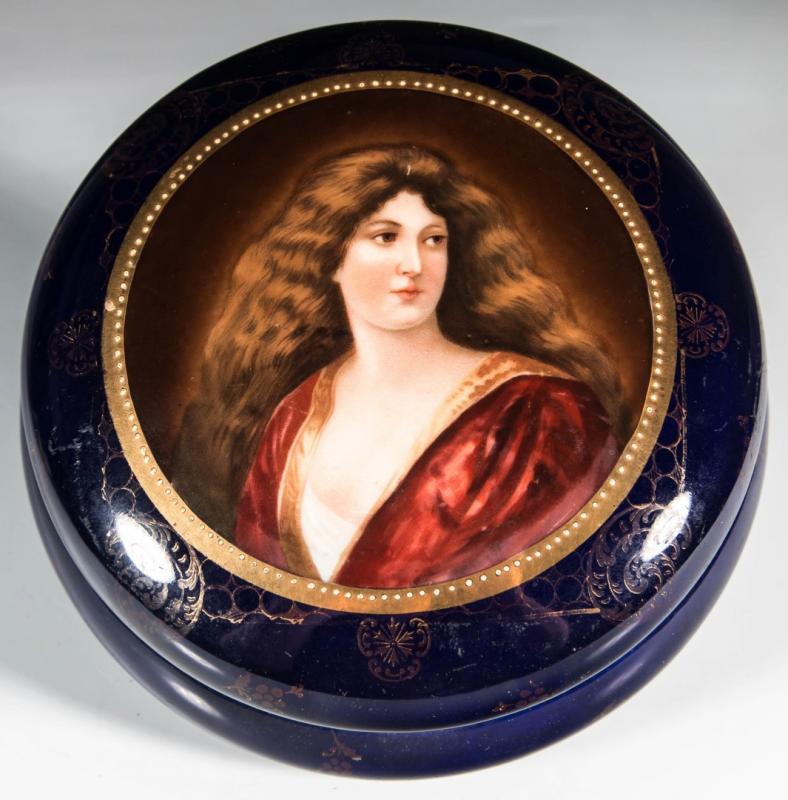 A CONTINENTAL PORCELAIN COVERED BOX WITH PORTRAIT
