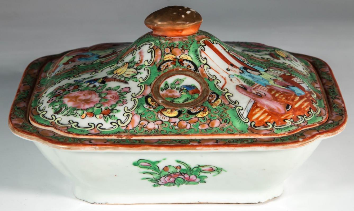 A 19TH CENTURY CHINESE ROSE MEDALLION COVERED DISH