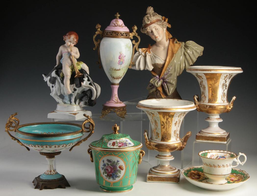 AN ESTATE LOT OF CONTINENTAL PORCELAIN OBJECTS 