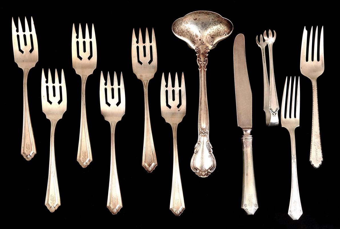 AN ESTATE LOT OF MISCELLANEOUS STERLING FLATWARE