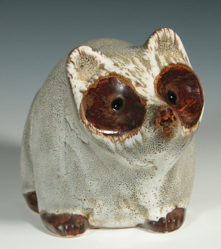 A PIGEON FORGE POTTERY RACCOON SIGNED D. FERGUSON