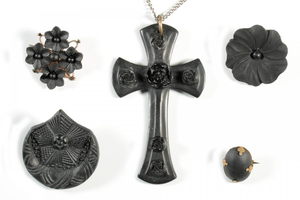 A COLLECTION OF VICTORIAN JET JEWELRY