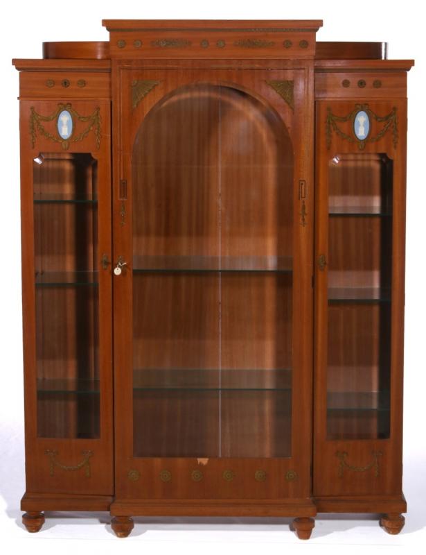 A 20THC. FRNCH TWO DOOR VITRINE WITH JAPSER PLAQUES
