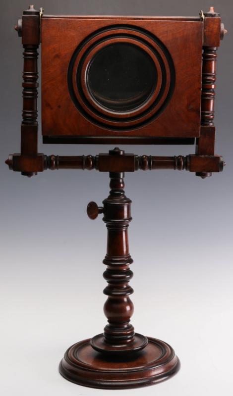 A 19TH CENTURY MAHOGANY ZOGRASCOPE PICTURE VIEWER