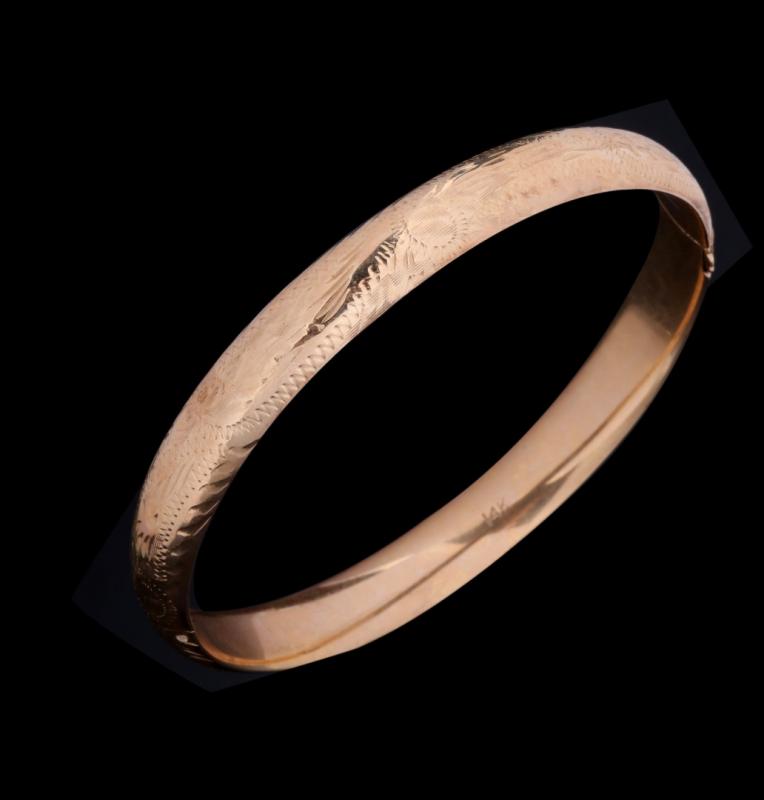 A 14K GOLD ANTIQUE BANGLE BRACELET