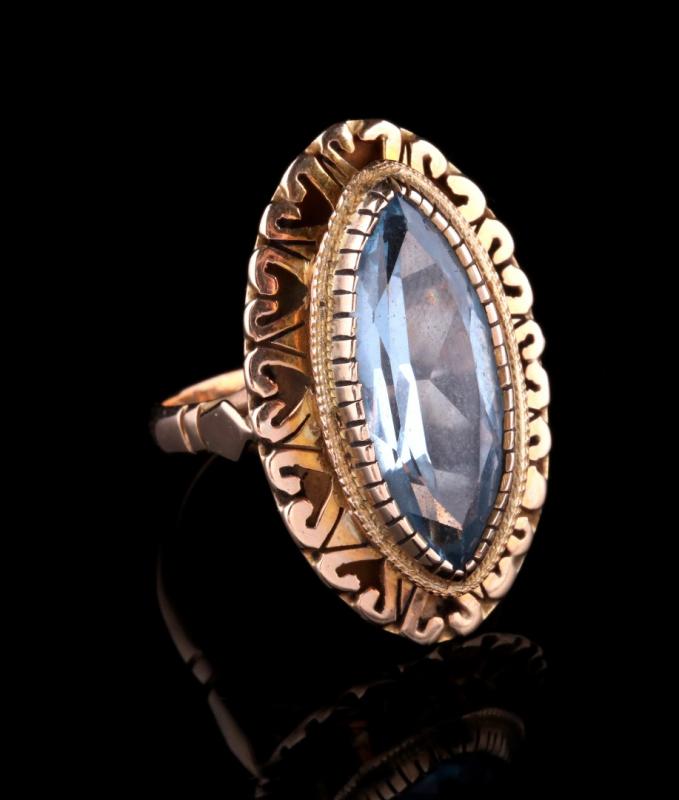 A 14K GOLD AND BLUE GEMSTONE FASHION RING