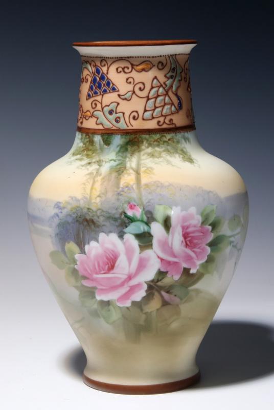 A GOOD NIPPON PORCELAIN VASE WITH MORIAGE