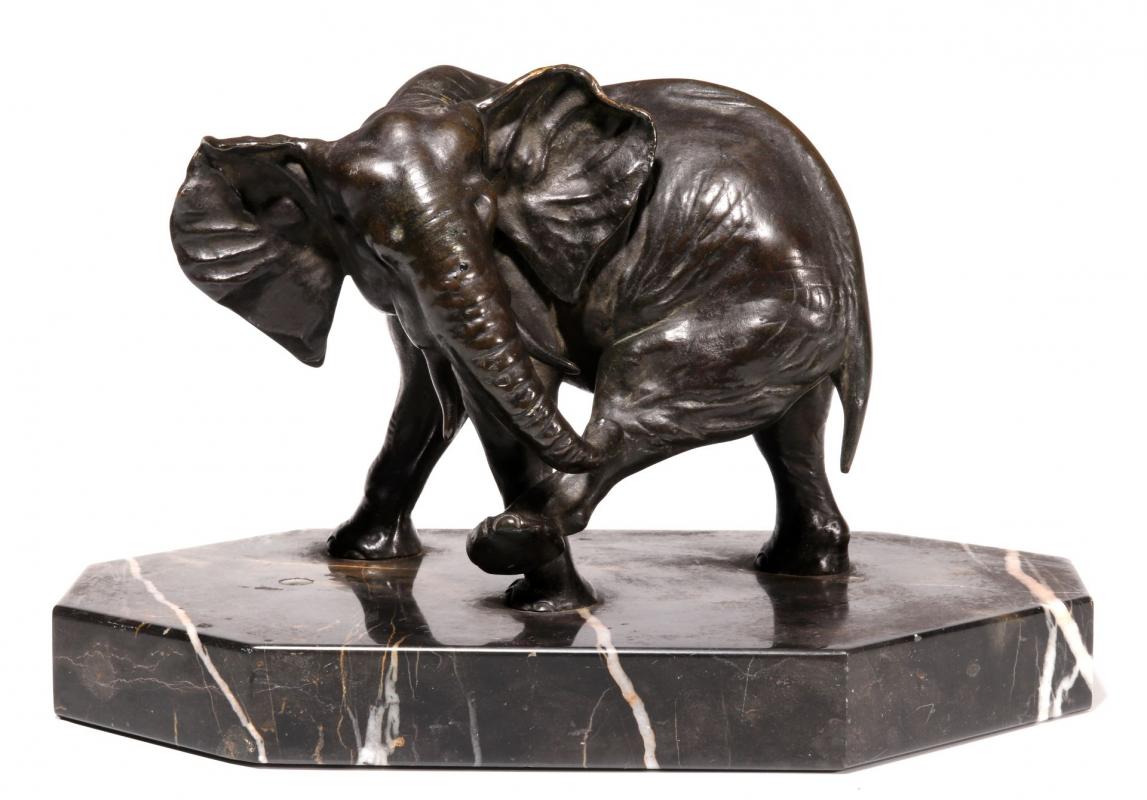 AN EARLY 20TH C. BRONZE SCULPTURE OF AN ELEPHANT