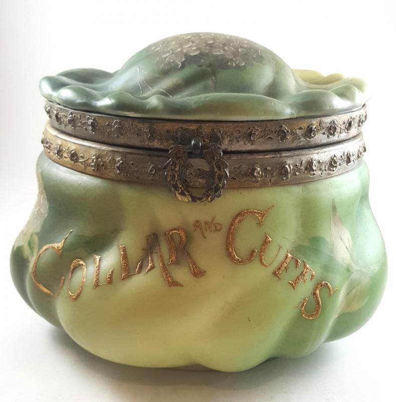 A LARGE WAVE CREST 'COLLAR AND CUFFS' JEWELRY BOX