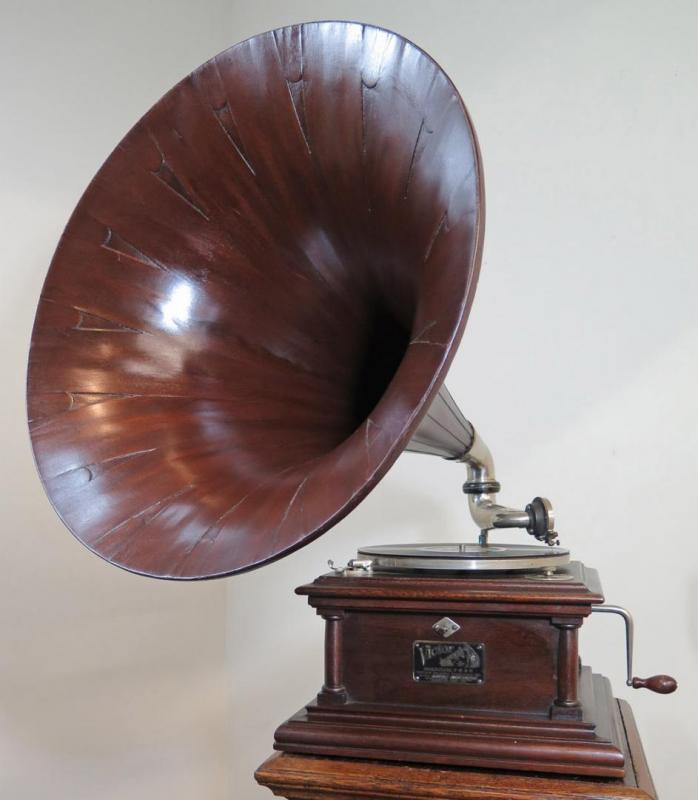 VICTOR IV PHONOGRAPH WITH MAHOGANY SPEARTIP HORN