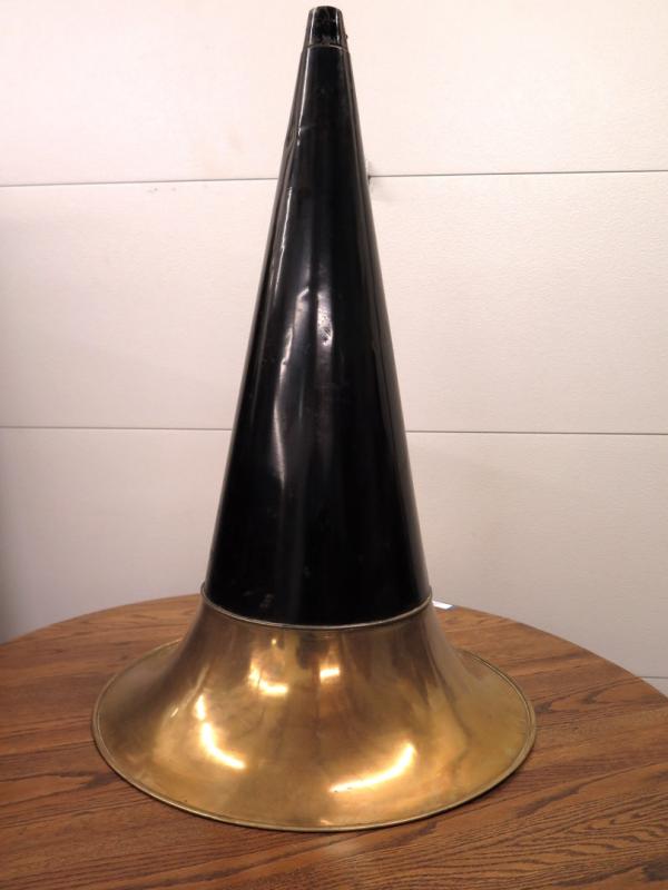 AN OVERSIZED VICTOR PHONOGRAPH HORN W/ BRASS BELL
