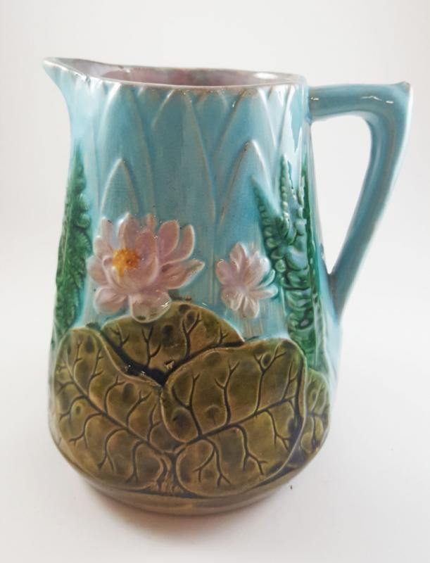 AN ANTIQUE MAJOLICA LILY PAD PITCHER