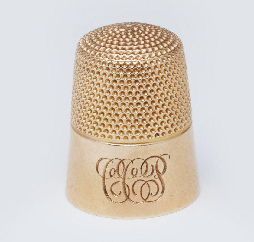 AN ANTIQUE 14K GOLD THIMBLE WITH PRESENTATION CASE
