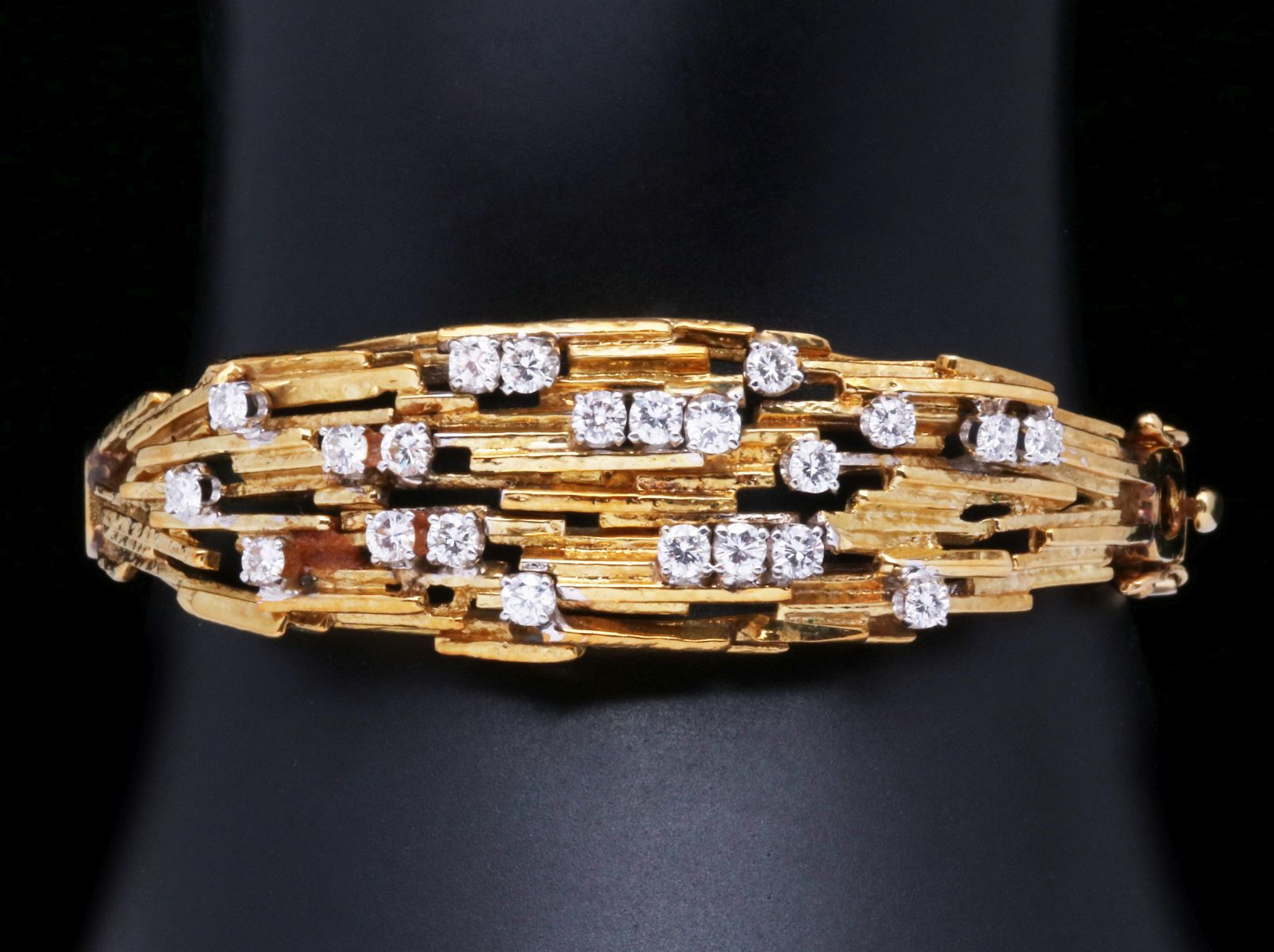 AN 18K GOLD AND DIAMOND BRACELET, APPROX. 1.75 CT.