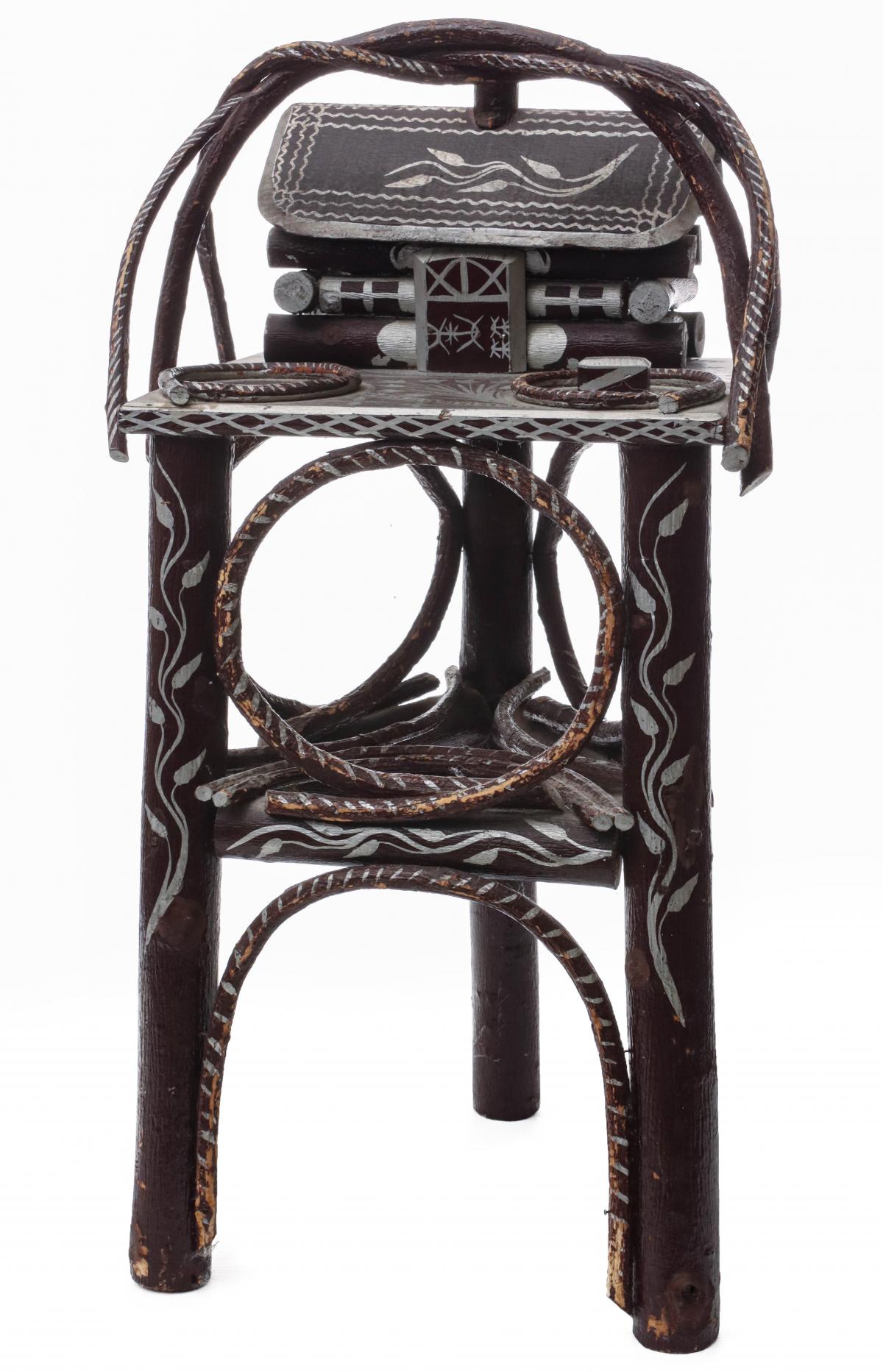 AN EARLY 20TH C DECORATED TWIG ART STAND WITH LOG CABIN