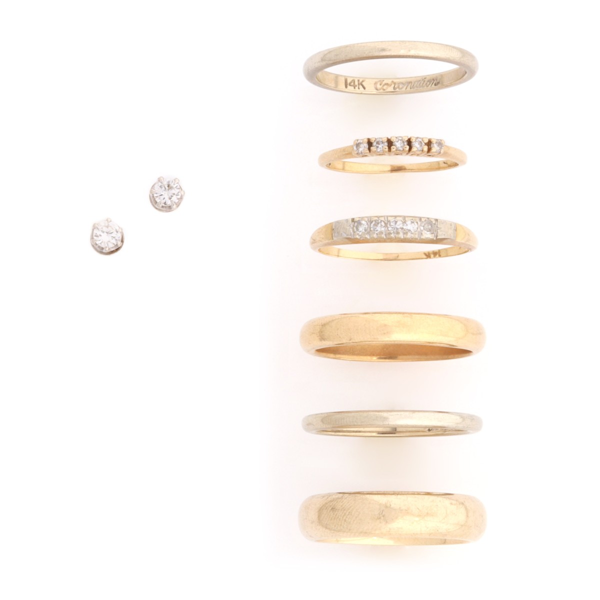 A COLLECTION OF 14K GOLD RINGS, PLUS DIAMOND EARRINGS