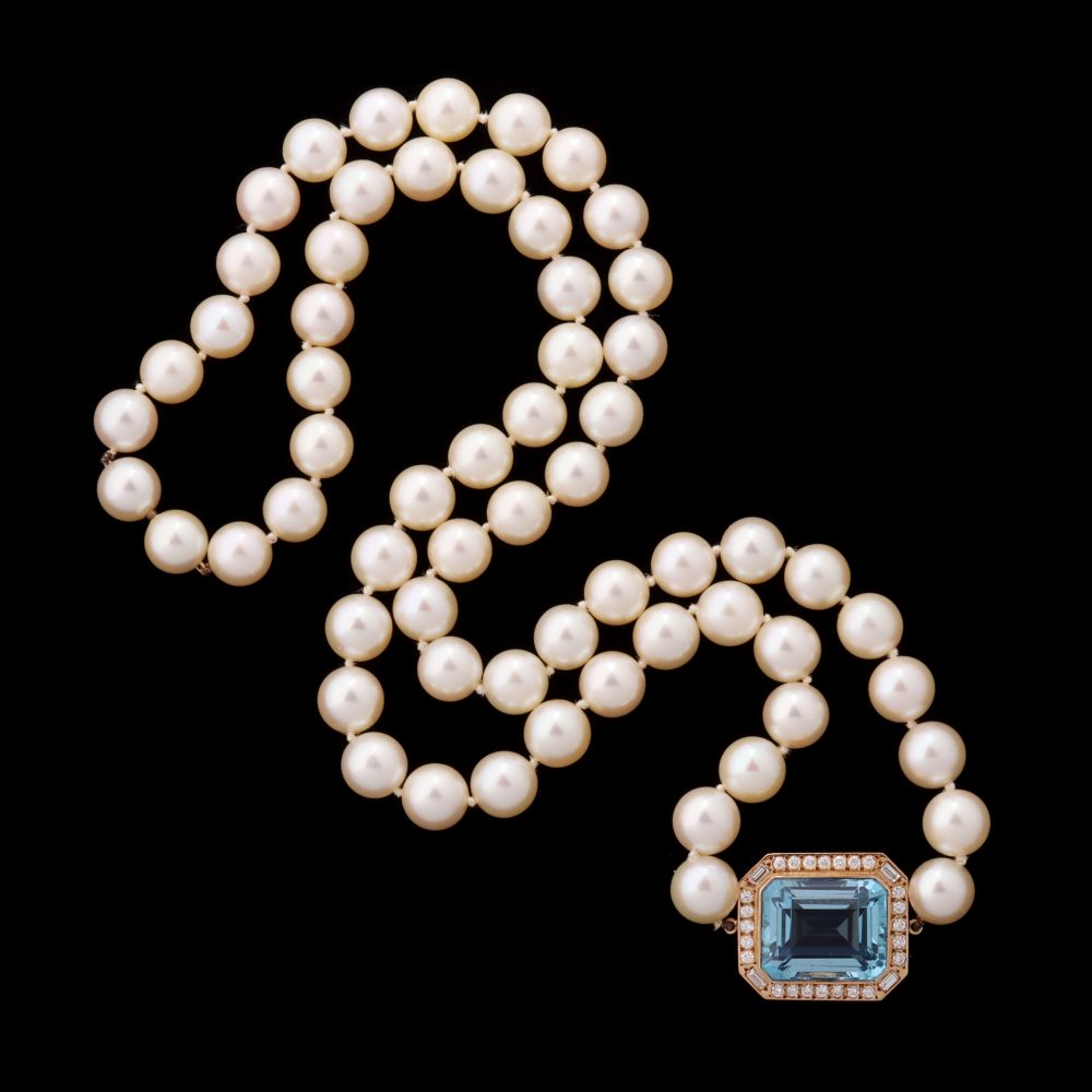 A JAPANESE AKOYA PEARL NECKLACE WITH FINE AQUAMARINE