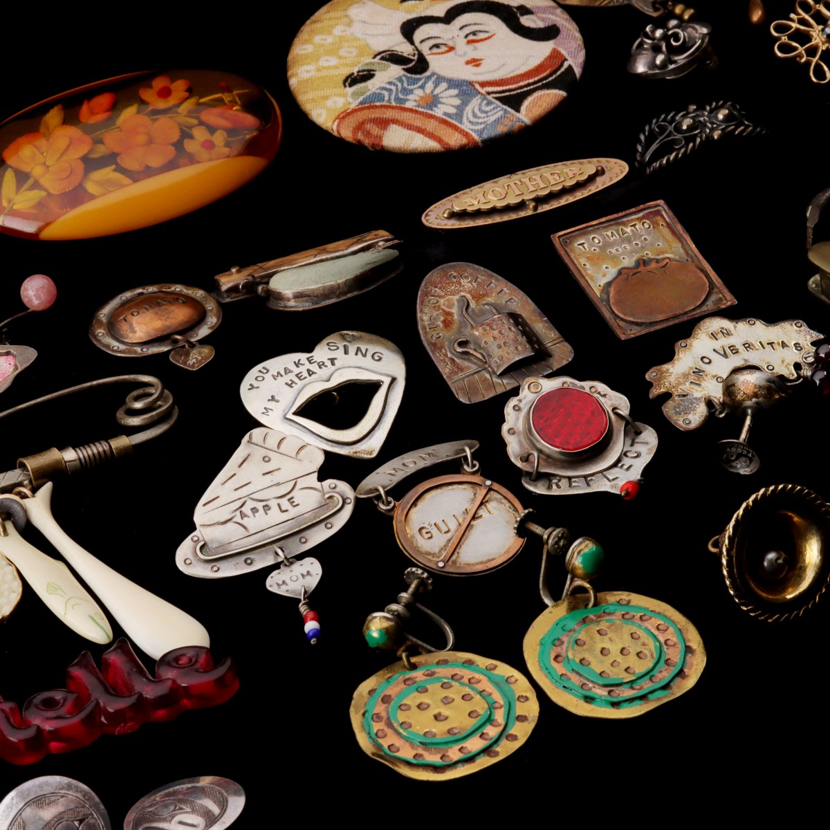 A COLLECTION OF COLLECTIBLE LATE 20TH C JEWELRY