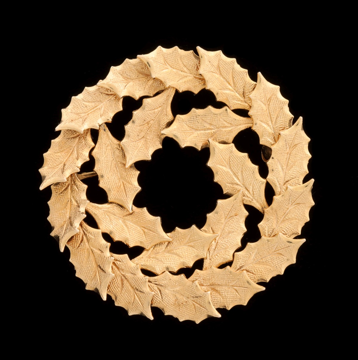 A LATE 20TH C. 14K GOLD HOLLY WREATH BROOCH