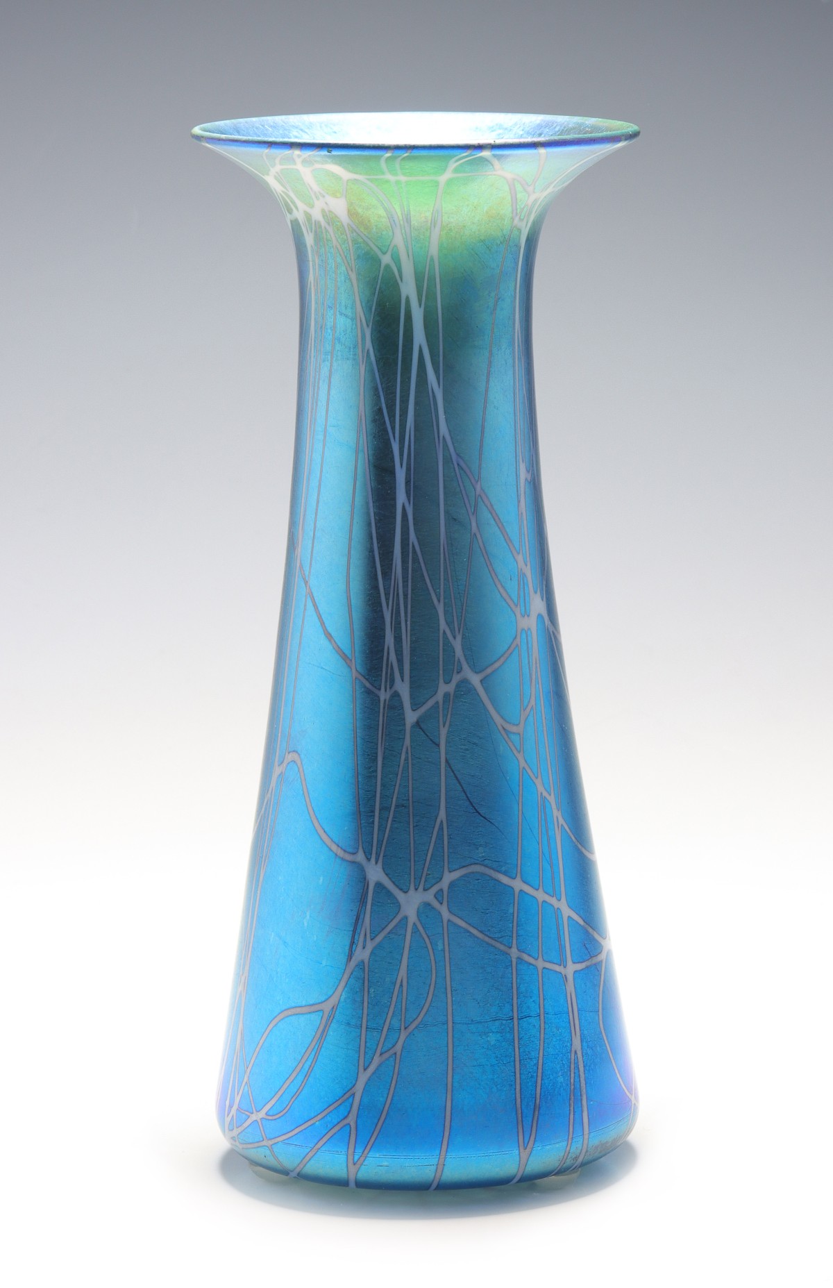 A BLUE DURAND ART GLASS VASE WITH WHITE STRINGING