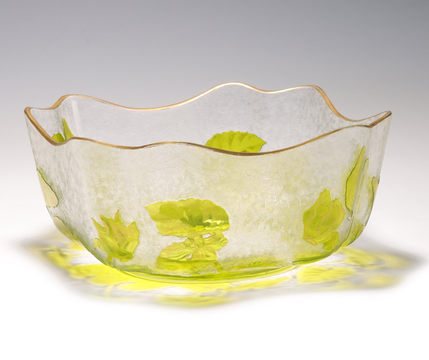 A FRENCH CAMEO GLASS BOWL ATTRIBUTED TO BACCARAT