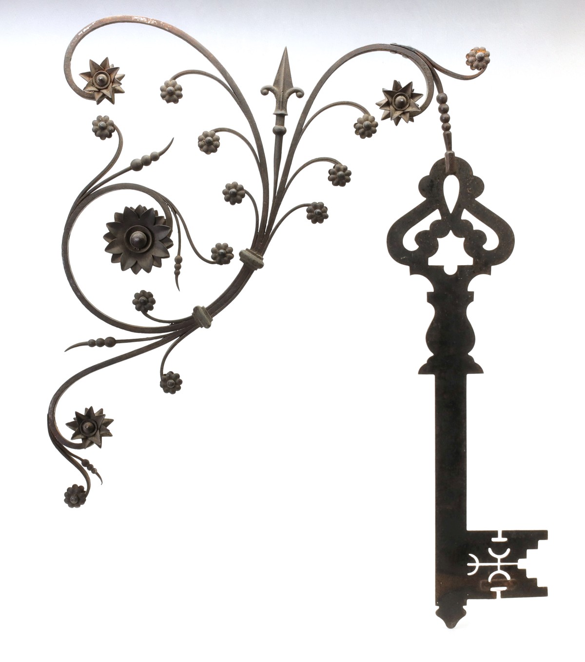 AN OUTSTANDING WROUGHT IRON TRADE SIGN WITH KEY