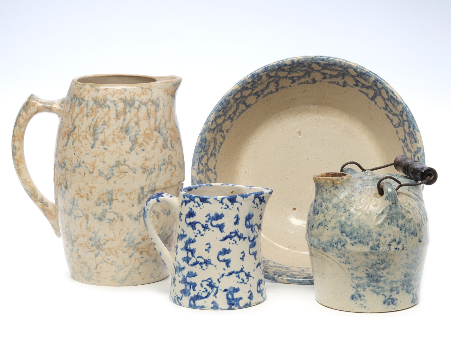 A COLLECTION OF ORANGE, BLUE AND WHITE SPONGEWARE