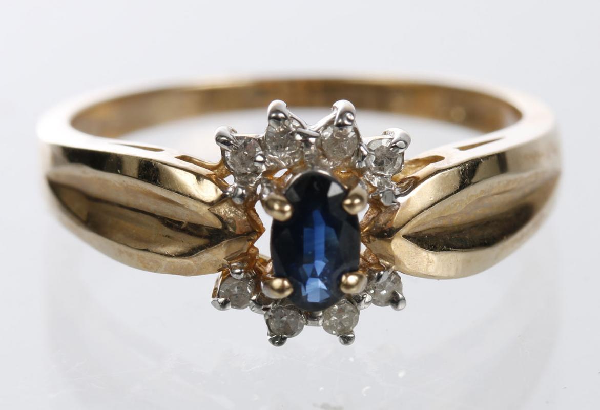 A LADIES 10K YELLOW GOLD SAPPHIRE AND DIAMOND RING