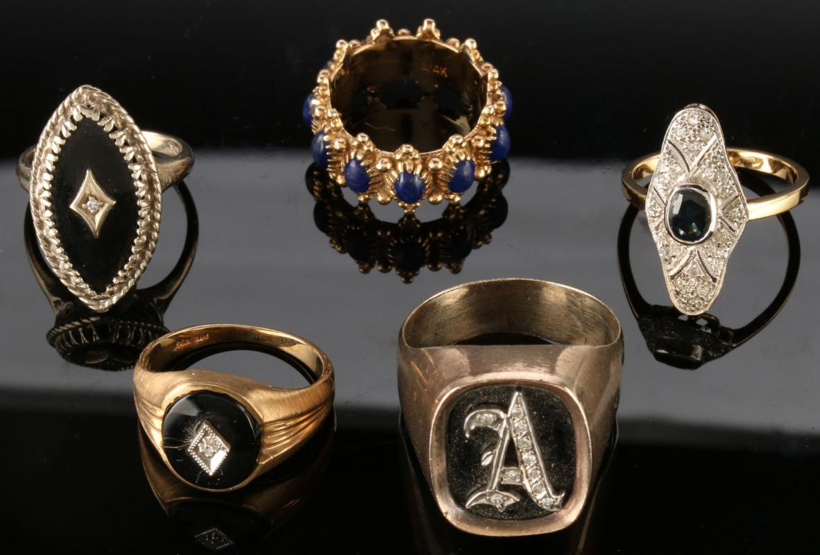 AN ESTATE JEWELRY LOT OF FIVE GOLD FASHION RINGS 